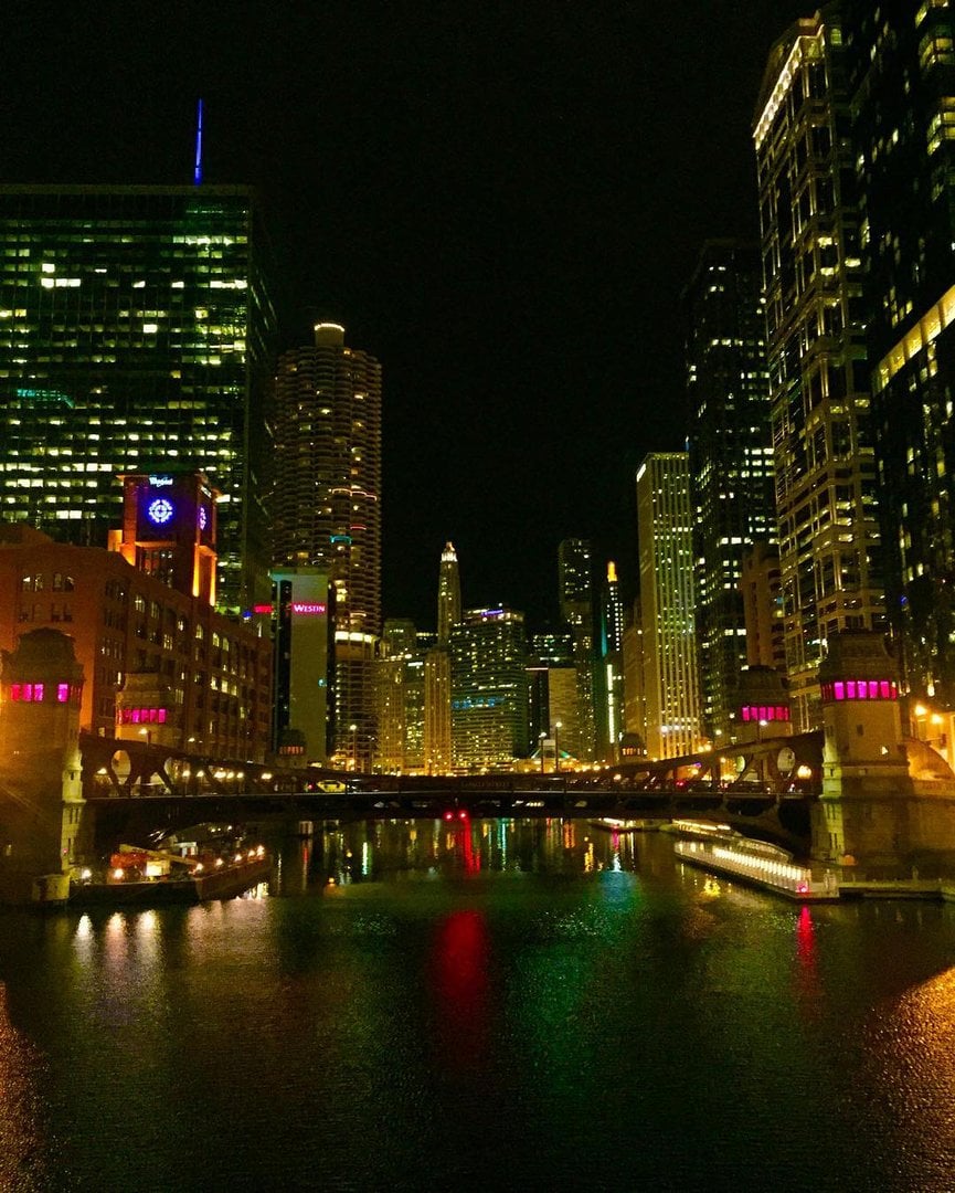 Chicago River flowing through downtown Chicago with city skyline in the background
